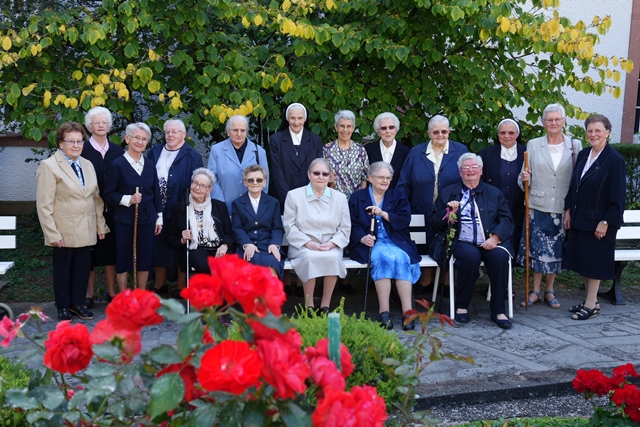 1.Le groupe des 17 jubilaires qui a ft 60 ans de vie religieuse.