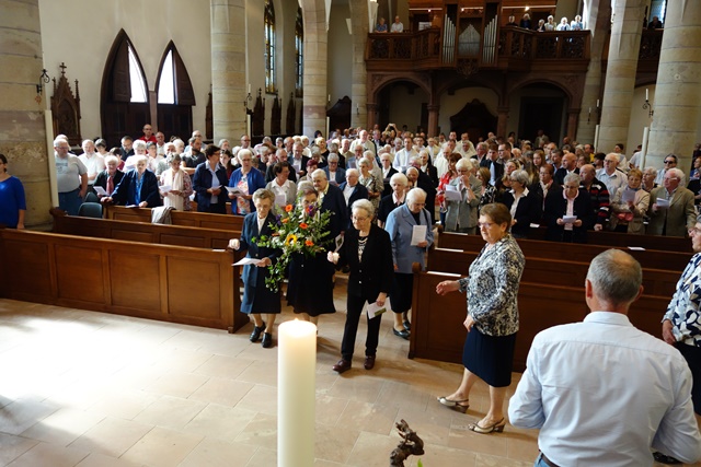 6.Procession dentre en prsence dune foule de plus de 300 personnes membres des familles amis surs de la congrgation 