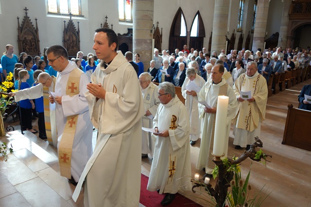 7. douzaine de prtres suivent en procession avant de conclbrer lEucharistie prside par Mgr Joseph Gaschy